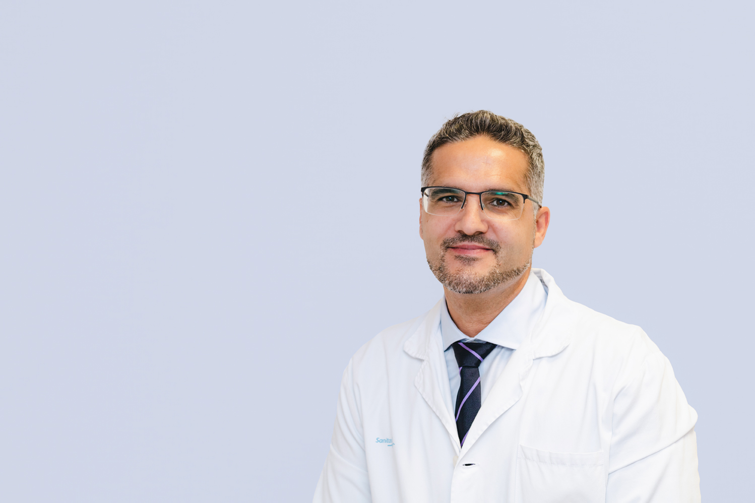 Dr. Carlos Encinas, traumatólogo especialista en cirugía de rodilla en Madrid