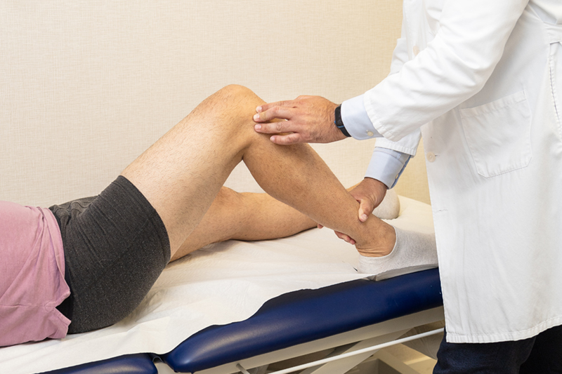 Exploración de rodilla en consulta — Dr. Carlos Encinas