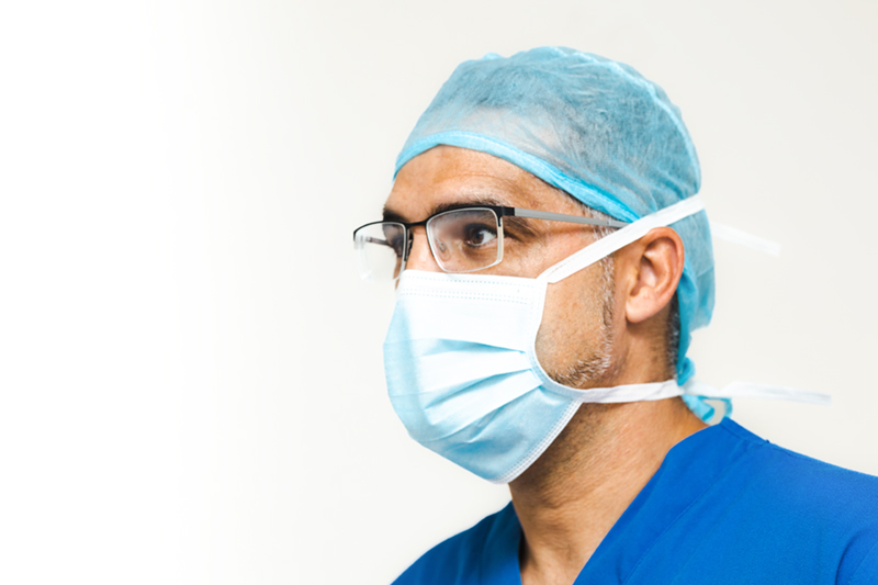 El Dr. Carlos Encinas en quirófano durante una cirugía de rodilla